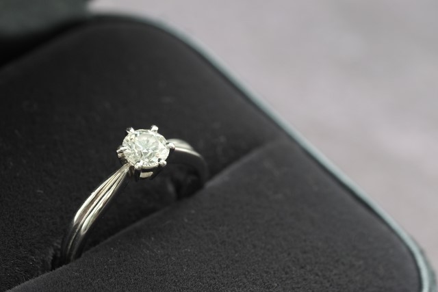 貴金属買取のプロが本音で解説！婚約指輪・結婚指輪を高く売るコツとは？